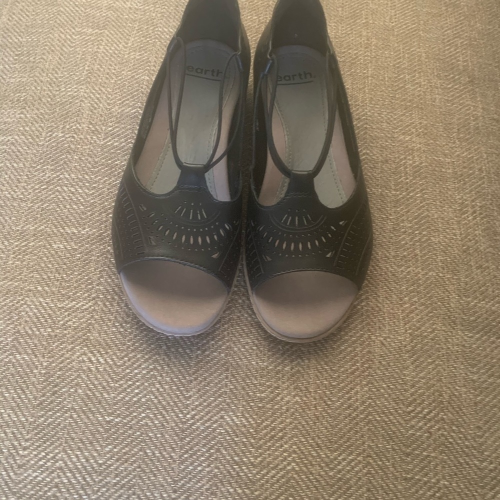 EUC  Earth Shoes - size 7.5 - black flats